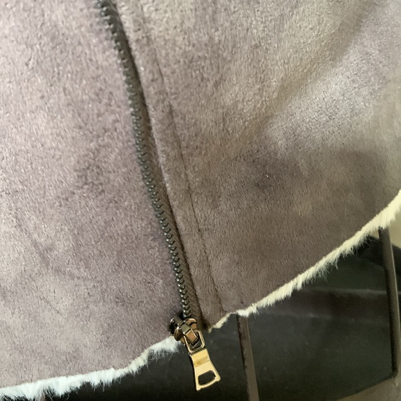 Grey suede like soft vest with faux fur size small - Picture 4 of 8